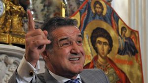 Becali îl ignoră pe Sandu:** "Steaua va juca în continuare pe Arena Națională, gazonul oricum va fi schimbat"