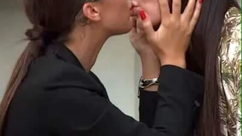 Două concurente de la „Puterea Dragostei” s-au sărutat în timpul emisiunii