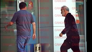 Eminescu să ne judece! Imaginile verii cu Gigi Becali: miliardarul a „spart” o bancă din București și l-a pus pe „Hagi” Luțu să care sacoșa plină cu bancnote de 500 de lei