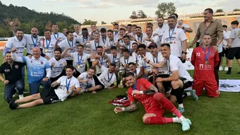 Gloria Bistrița Năsăud, promovare în Liga 2 după un meci ca un roller coaster! A învins dramatic SCM Râmnicu Vâlcea, iar Cristian Pustai le-a promis jucătorilor ”cântece și poezii”. Impresiile profesorului și ale atacantului Azdren Llullaku