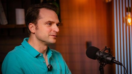 Legătura secretă dintre Sebastian Burduja și Miki Buzărnescu! „E o tipă mișto. Sper că nu i-am stricat stilul”