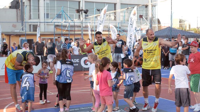 Victorie înainte de Jocurile Europene de la Baku pentru naționala României de baschet 3x3, în primul turneu Sport Arena Streetball din 2015. 20 de copii și-au îndeplinit o dorință, alături de Virgil Stănescu