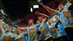 Le-au zâmbit de sub mustață:** Dinamo - Steaua 0-2! Roș-albaștrii își înving rivala, dar îi pierd pe Chipciu și Chiricheș