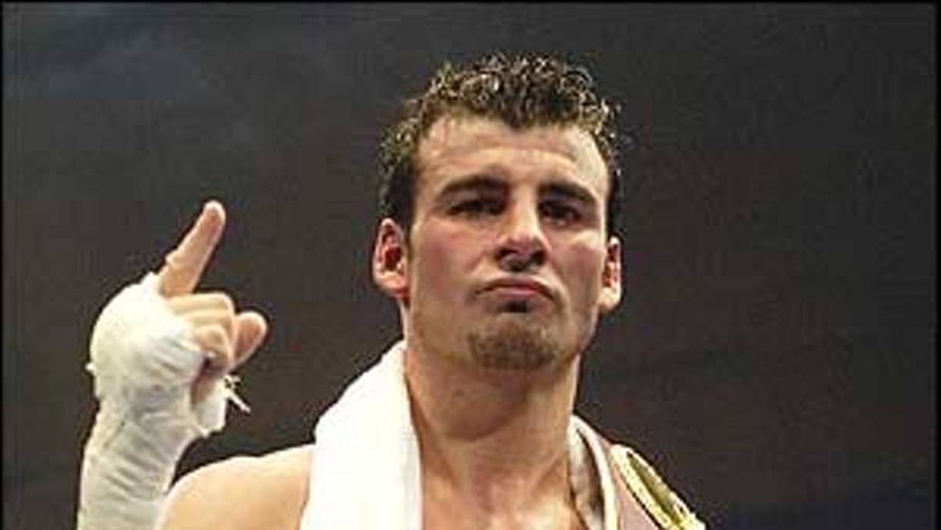 Joe Calzaghe l-a umplut de sânge pe Roy Jones jr!