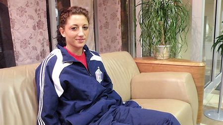 Fata care "face freza" portarilor