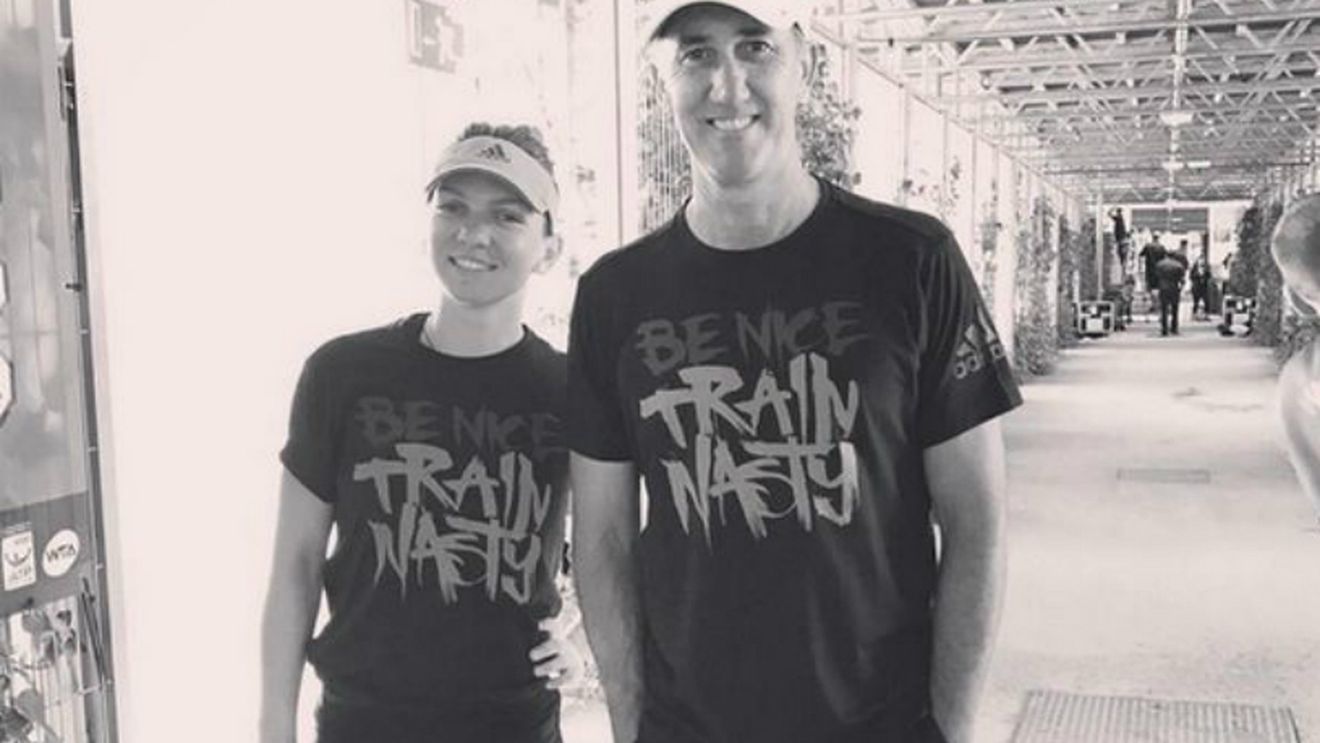 FOTO | Simona Halep și Darren Cahill și-au făcut apariția la Madrid în tricouri de susținere pentru Ilie Năstase: "Be Nice, Train Nasty"