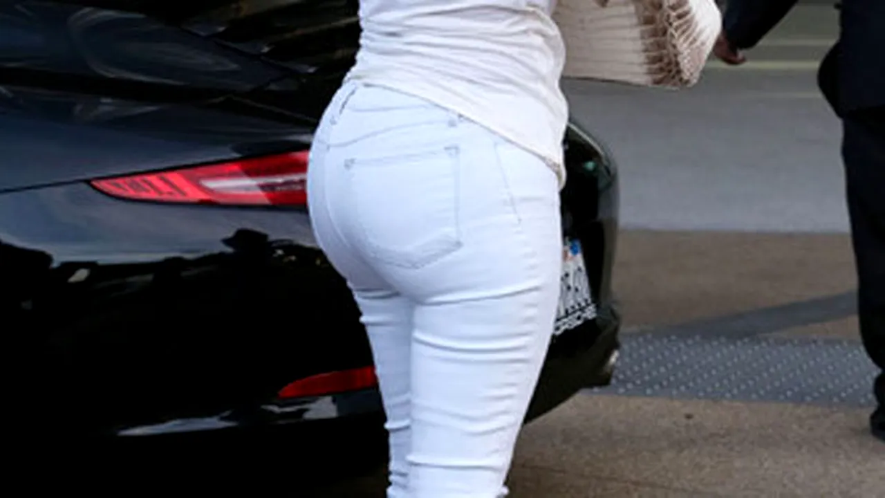 Kim Kardashian plătește 3600 de euro pe zi doar pentru modificarea pantalonilor