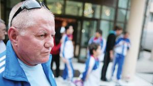 Șofer de lux și antrenor pentru campioanele din box! Adrian Lăcătuș a adunat deja peste 10.000 de kilometri la volanul microbuzului alături de pugiliste | SPECIAL