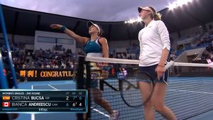 Bianca Andreescu, eliminată la Australian Open de o moldoveancă fără sponsor! Emma Răducanu a părăsit și ea turneul în turul secund | VIDEO