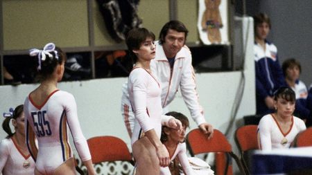 Nicolae Ceaușescu și Elena Ceaușescu i-au dezbinat pe Nadia Comăneci și pe Bela Karoly. Totul a plecat de la bani: „Erau microfoane peste tot”