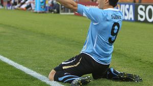 VIDEO 3D **Luis Suarez califică Uruguay-ul în sferturi! Vezi un gol "a la Del Piero"
