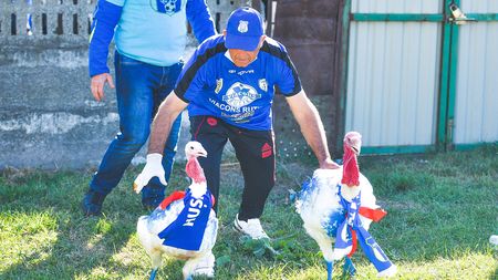 Senzație | O echipă din Liga 3 are mascote doi curcani! Cele două păsări au purtat noroc clubului la primul meci în care au fost aduse la stadion | VIDEO