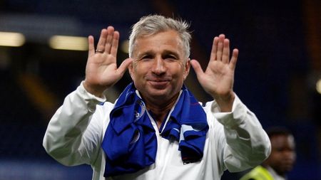 O nouă reacție fabuloasă a lui Dan Petrescu, după ce a câștigat cu 4-1! "Cred că vorbesc degeaba. Chindia se poate bate pentru play-off". De ce a vrut să scoată un fotbalist în minutul 15: "Fac un apel"