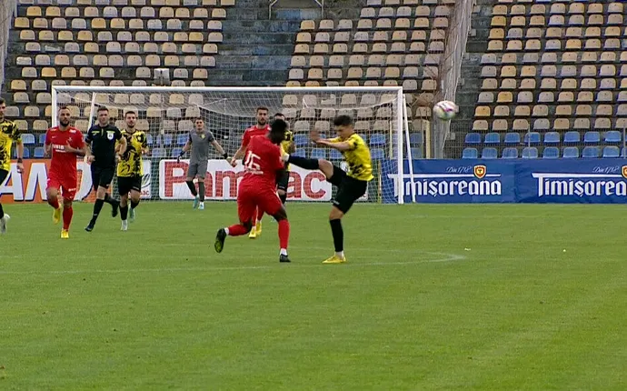 Scene terifiante în play-off-ul Cupei României! Un jucător al celor de la FC Brașov și-a făcut knock-out adversarul | FOTO