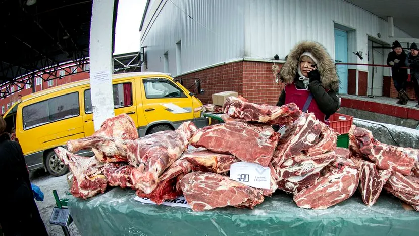 În interiorul uriașului târg de carne din Rusia, unde rușii se adună pentru a cumpăra părți misterioase de animale