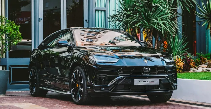 A parcat un Lamborghini Urus de 300.000 de euro, la Cluj: „Poți să îmi spui cu ce te ocupi?”. Tânăra care a coborât de la volan a răspuns încurcată: cum a ajuns să își permită un astfel de bolid