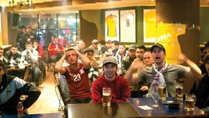 "Gâdila-ți-aș tălpile, Hereaaa!"** Fanii Rapidului au văzut meciul cu Gaz Metan dintr-un pub și au decis să renunțe la înjurături