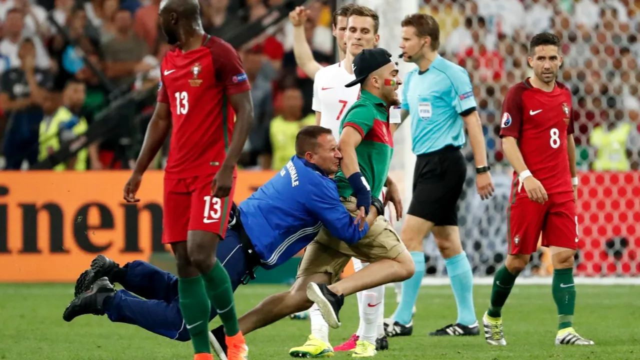 VIDEO | Incidente la Polonia - Portugalia. Un fan a intrat pe teren și s-a îndreptat spre Cristiano Ronaldo. Cum a reacționat starul portughez
