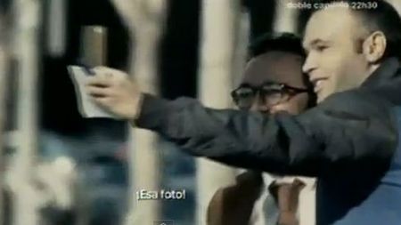 VIDEO SUPER TARE** Casillas și Iniesta au ieșit pe stradă să le ceară autografe trecătorilor! Fanii s-au frecat la ochi! Trebuie să le vezi fețele :)