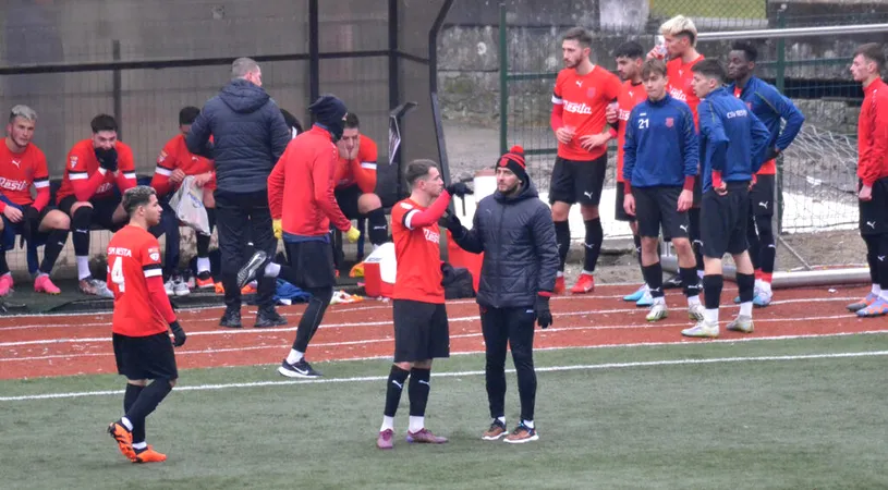 CSM Reșița a plecat în Turcia cu 28 de jucători! Lotul pe care îl are la dispoziție Flavius Stoican și fotbaliștii rămași acasă