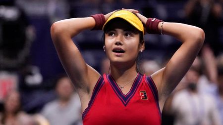 Emma Răducanu s-a calificat în marea finală de la US Open! Britanica de origine română scrie istorie și se va lupta cu o altă adolescentă minune pentru titlu