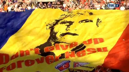 Utrecht nu l-a uitat! FOTO și VIDEO | Mihai Neșu și o seară specială în Olanda: tricolor uriaș cu chipul său și multe emoții. Cum se simte fostul fundaș: "Lucrurile devin mai bune"