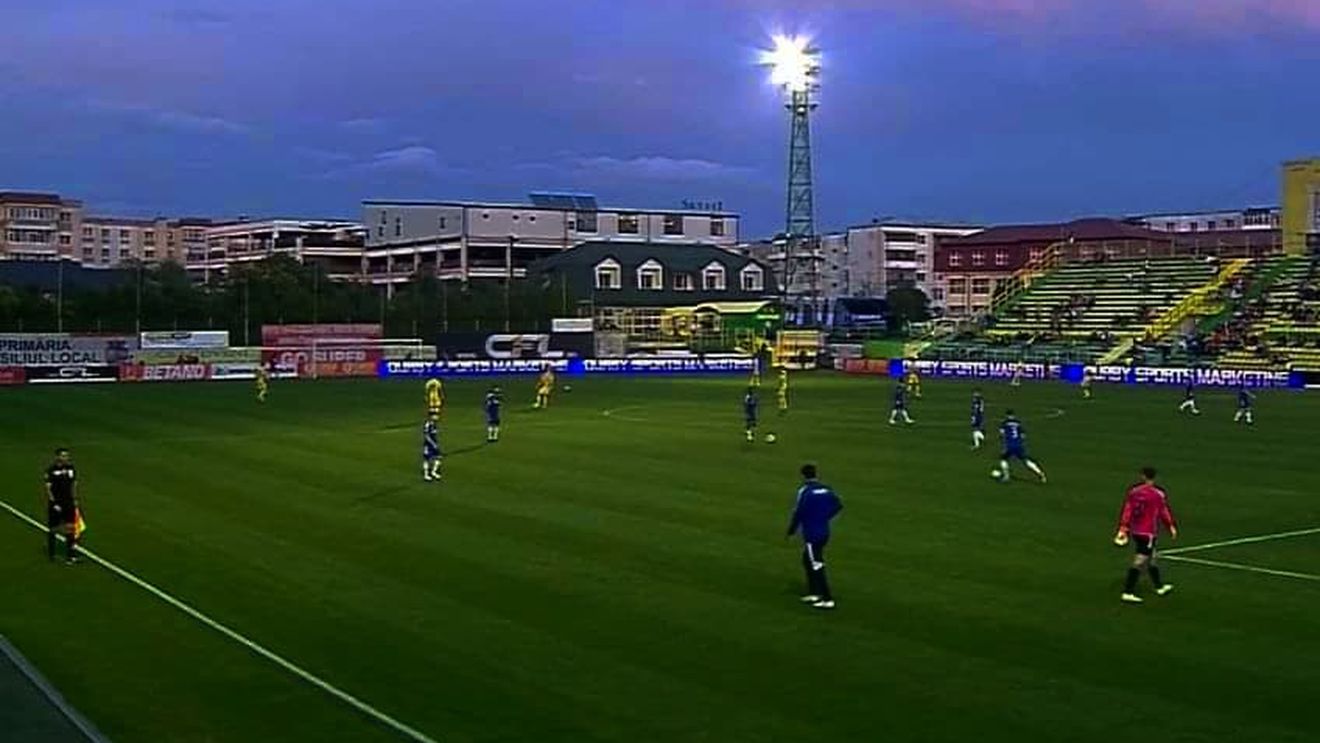 Probleme cu nocturna la Mioveni! Meciul a început cu 30 de minute de întârziere | FOTO