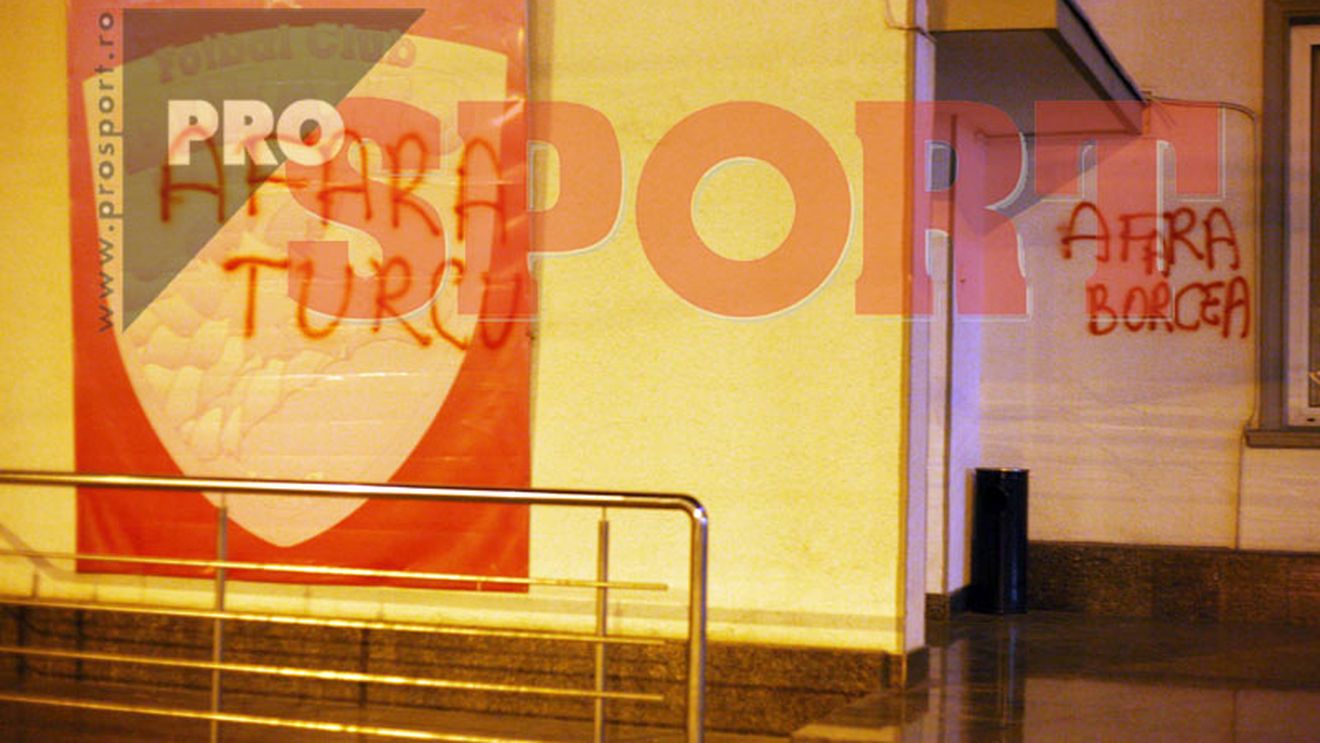 FOTO /  "Afară Borcea", "Turcu sclavul lui Jiji!"