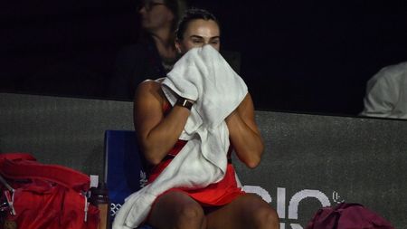 Aryna Sabalenka a cedat nervos după ce Elena Rybakina i-a predat o lecție de tenis în finala Turneului Campioanelor! Cum a fost surprinsă vedeta circuitului WTA. VIDEO