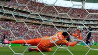 Marcelo Bielsa l-a dat de gol pe portarul Muslera! Scene rare: a cerut să fie înlocuit la pauză după gafa URIAȘĂ care a trimis Uruguayul acasă