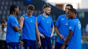 „Radu Drăgușin ar trebui să plece de la Tottenham pentru a juca!”. Transferul românului, considerat esențial de fostul international englez pentru dezvoltarea lui