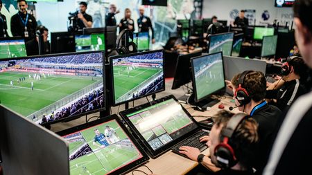 Cum a ajuns cearta pe VAR să ne facă iar de râs în străinătate. Firmele care implementează arbitrajul video au fost contactate pe ascuns de FRF. Miza afacerii VAR