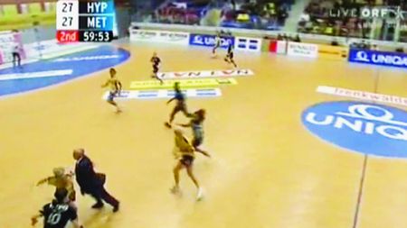 VIDEO INCREDIBIL** Antrenorul lui Hypo a placat o adversară pentru a nu înscrie golul victoriei!