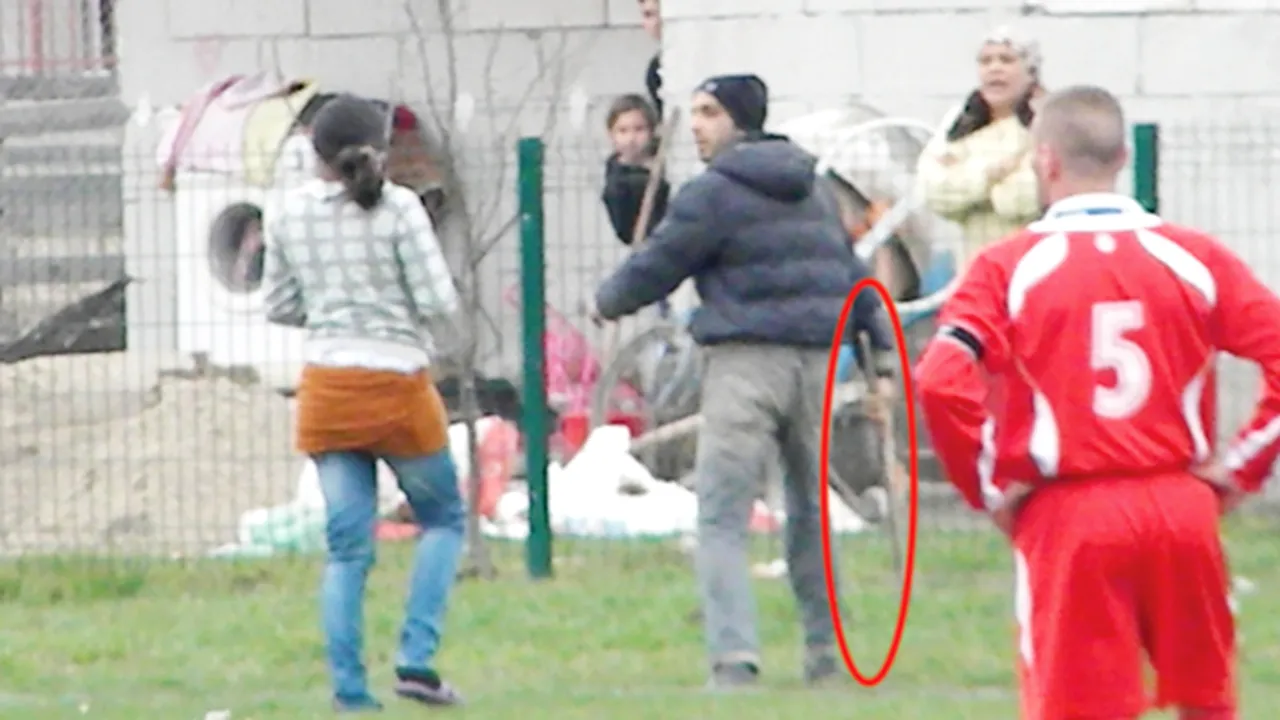 Se întâmplă în România!** Supărat că mingea i-a căzut pe acoperiș, un sătean a intrat cu toporul pe teren!