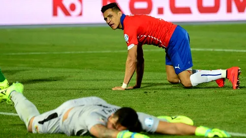 Alexis Sanchez nu suportă să piardă! VIDEO A vrut să-și rupă tricoul de pe el. Reacția furioasă avută după înfrângerea care o lasă pe Chile în afara locurilor care duc la CM 2018