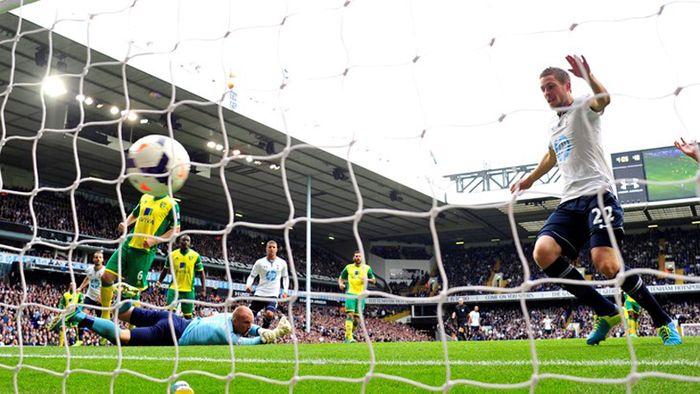 Demers unic în Premier League. Nemulțumiți de prestațiile favoriților, fanii lui Norwich au decis: a doua rezervă de portar e "jucătorul anului"