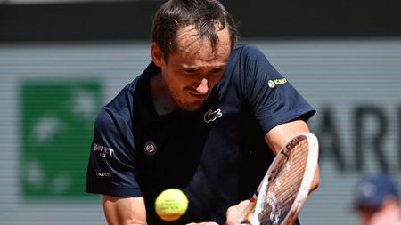 Ce i-a spus rusul Medvedev soției sale, direct de pe teren, în timpul meciului încheiat cu o RUȘINE ISTORICĂ la Roland Garros