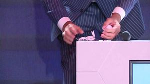 Moment uluitor la tragerea țintarului Ligii 1: Ilie Dumitrescu nu a putut să deschidă o bilă! Bogdan Stelea a luat-o și a făcut un gest pentru care a fost aplaudat de toată sala, deși s-a tăiat la mână! Ce echipă era în interior