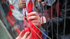 FOTO: Imaginea etapei. După ce au învins Astra, "câinii roșii" au ciocnit ouă roșii cu fanii care au venit la stadion de Paște