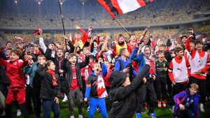 Imagini senzaționale cu Florentin Petre și Zeljko Kopic după Dinamo - CFR Cluj 2-1. Fanii au invadat terenul și a urmat o sărbătoare ca după un trofeu