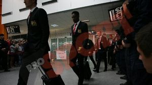 FOTO: United a sosit în România!** Andone, mesaj către Becali: "Ar trebui să avem toată România în spate la partida cu Manchester"
