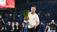 Cristi Chivu, imaginea serii: le-a îmbrățișat, cu foc, pe soție și pe fiicele sale, direct pe teren