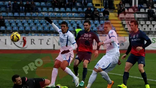 Pandurii - FC Botoșani 1-2. Arbitrul Cojocaru a dictat inițial penalty pentru gazde în minutul 37, dar s-a răzgândit după ce s-a sfătuit cu asistenții