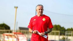 Vor doar să-l „stoarcă” de bani! Reghecampf e ținut în joc de glezne de tunisieni, dar în paralel aceștia negociază deja cu înlocuitorul românului!