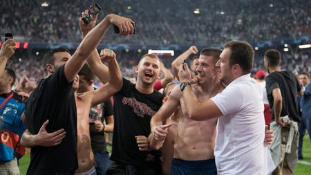 Probleme pentru Steaua Roșie! Fanii sunt interziși la două deplasări din Ligă după ce au invadat terenul la Salzburg. Amenzi uriașe pentru ambele cluburi