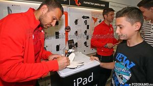 Dinamo, asaltată de fani la Târgu Jiu FOTO