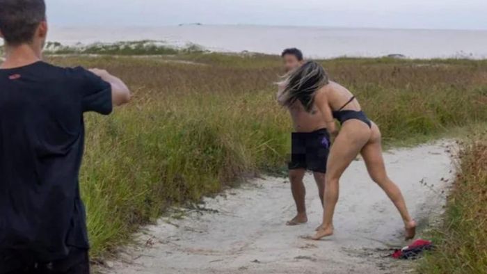 Un bărbat, bătut de o luptătoare MMA din Brazilia chiar pe o plajă din Rio! Motivul e incredibil | FOTO