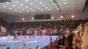Momente emoționante la Dinamo - FC Porto, în Liga Campionilor la handbal. Memoria lui Cătălin Hîldan a fost cinstită de spectatorii din Sala Polivalentă în minutul 11 | VIDEO