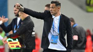 Incredibil la ce s-a ajuns între Panduru și Rădoi. Prietenii sunt la cuțite și nu-și mai vorbesc: „Poate e ocupat”