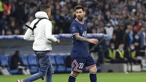 Momente de panică pe Stade Velodrome! Lionel Messi a fost alergat de un suporter intrat pe gazon | VIDEO